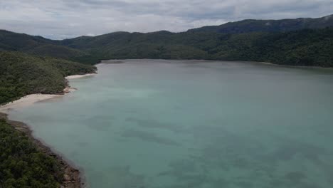 Crystal-Clear-Waters-Of-Hill-Inlet---Whitsunday-Islands-National-Park-Dense-Forest-In-QLD,-Australia