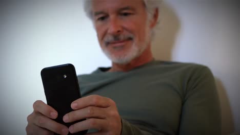 animación del sistema hackeado texto sobre el hombre caucásico mayor usando teléfono inteligente.
