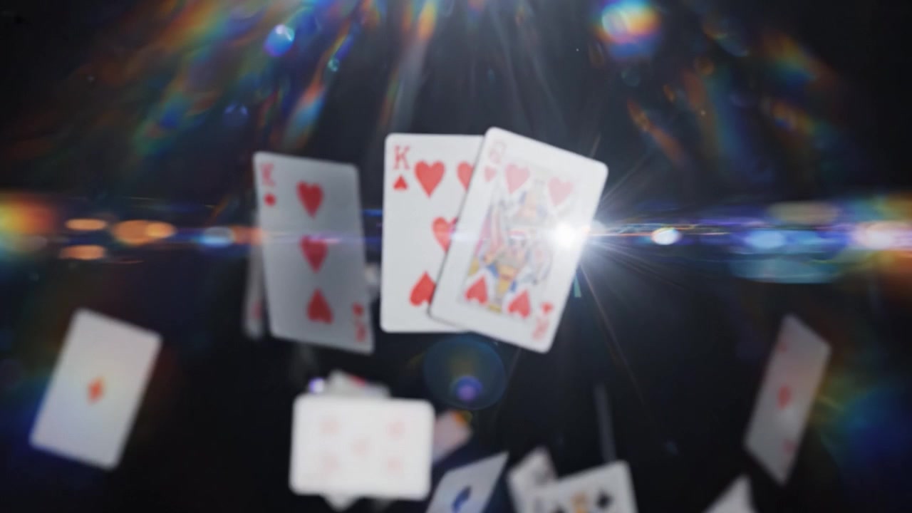 Ipnotica Cascata di Carte: Uno Spettacolo Dinamico di Carte da Gioco che Cadono in una Mostra Ipnotica di Colore e Movimento, Evidenziando il Fascino dei Giochi di Carte Classici.