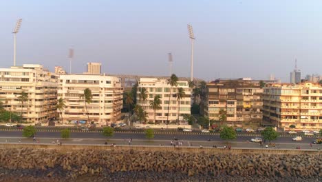 Tomas-De-Drones-De-La-Pasarela-Más-Icónica-Del-Sur-De-Bombay,-Marine-Drive,-También-Conocida-Como-El-Collar-De-La-Reina,-Como-Se-Ve-Antes-De-Que-Se-Haga-La-Gran-Carretera-Costera-De-Mumbai