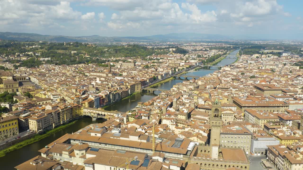 Incredibile volo aereo rivela il Fiume Arno e il Ponte Vecchio nella capitale toscana Firenze.