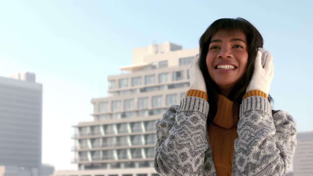 donna che ascolta musica in un giorno invernale