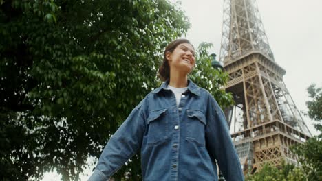 mujer frente a la torre eiffel