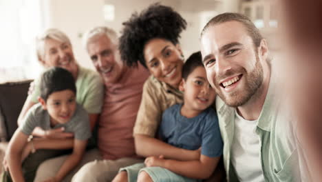 Selfie,-Glücklich-Und-Gesicht-Einer-Großen-Lebenden-Familie