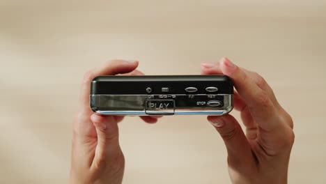 persona que sostiene un reproductor de casetes portátil