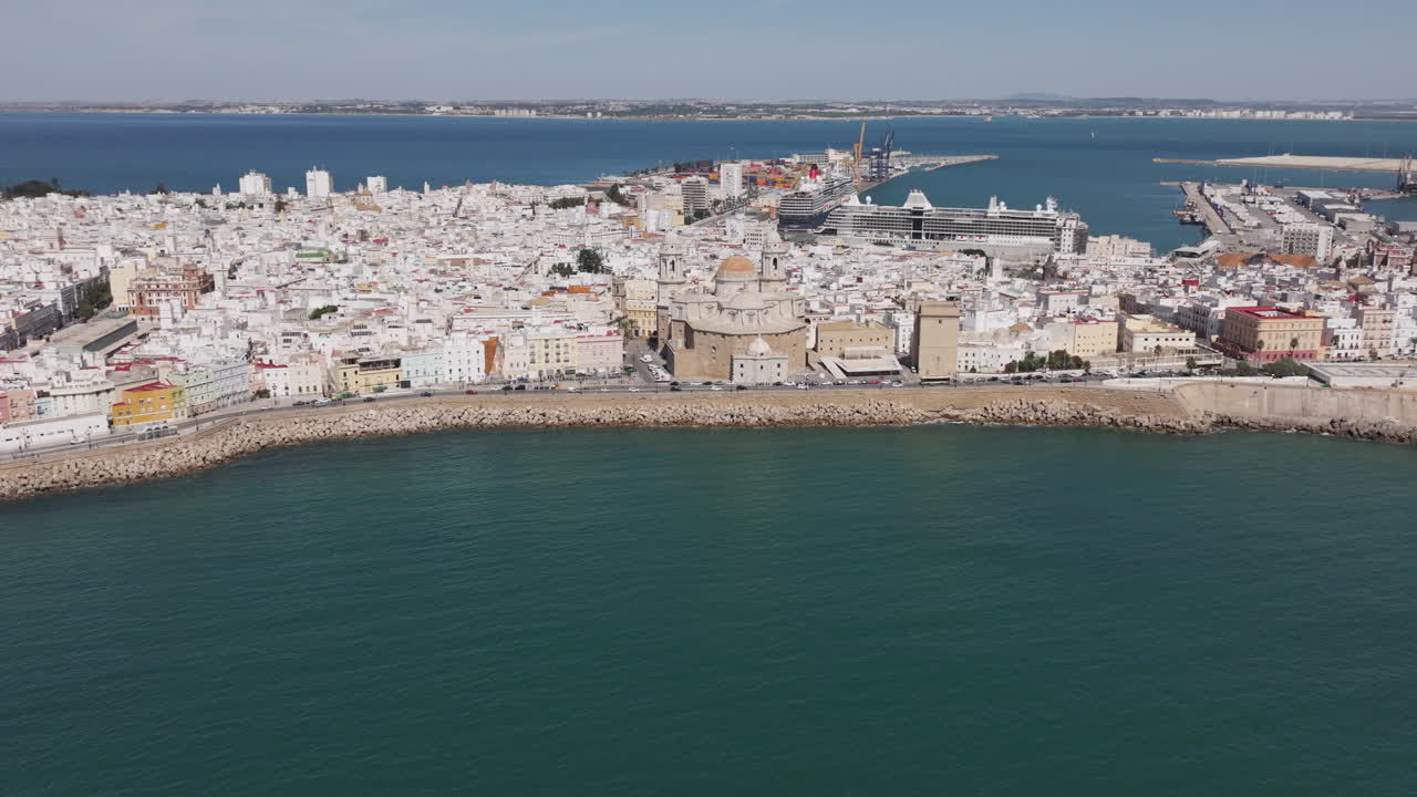 Ampia veduta aerea del paesaggio urbano di Cadice in Spagna, Andalusia, Europa, in una giornata di sole, con vista sulla Cattedrale di Cadice e sul lungomare
