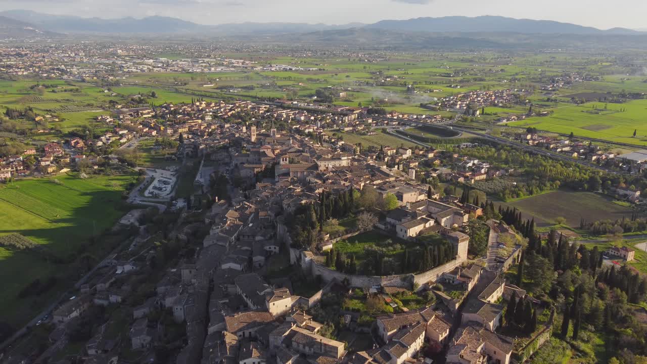 Establisher aerial view of Spello's town, Umbria, Italy, sunny day, forward, 4k
