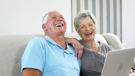 -Happy-senior-couple-using-a-computer