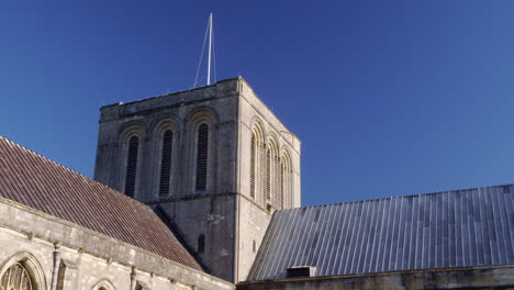 tomada de drone de la torre central de la catedral de winchester durante el verano, en hampshire, reino unido, 4k