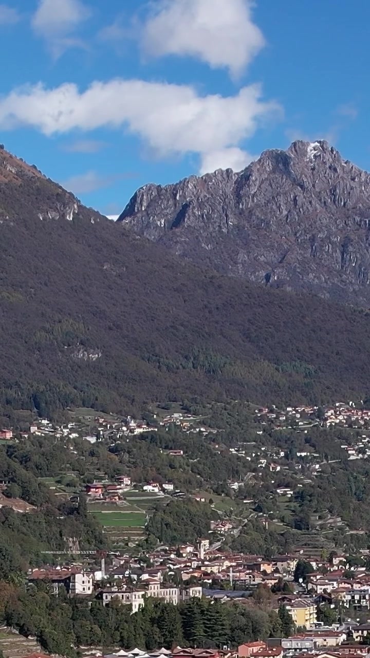 Splendida vista aerea delle Alpi italiane che mette in mostra paesaggi mozzafiato