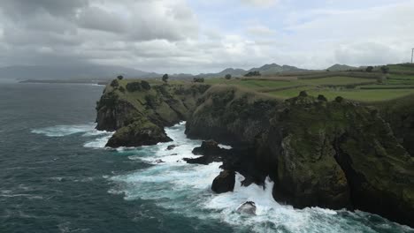 Vista-De-órbita-Aérea,-Formación-Rocosa-De-Trompa-De-Elefante,-São-Miguel,-Azores