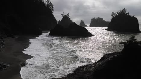 Las-Olas-Rompen-En-La-Costa-De-Oregon-En-Un-Día-Nublado