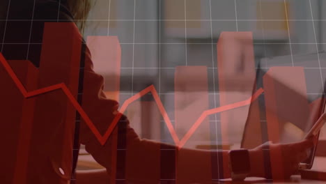 animación de la línea roja de procesamiento de datos financieros sobre mujer de negocios caucásica en la oficina