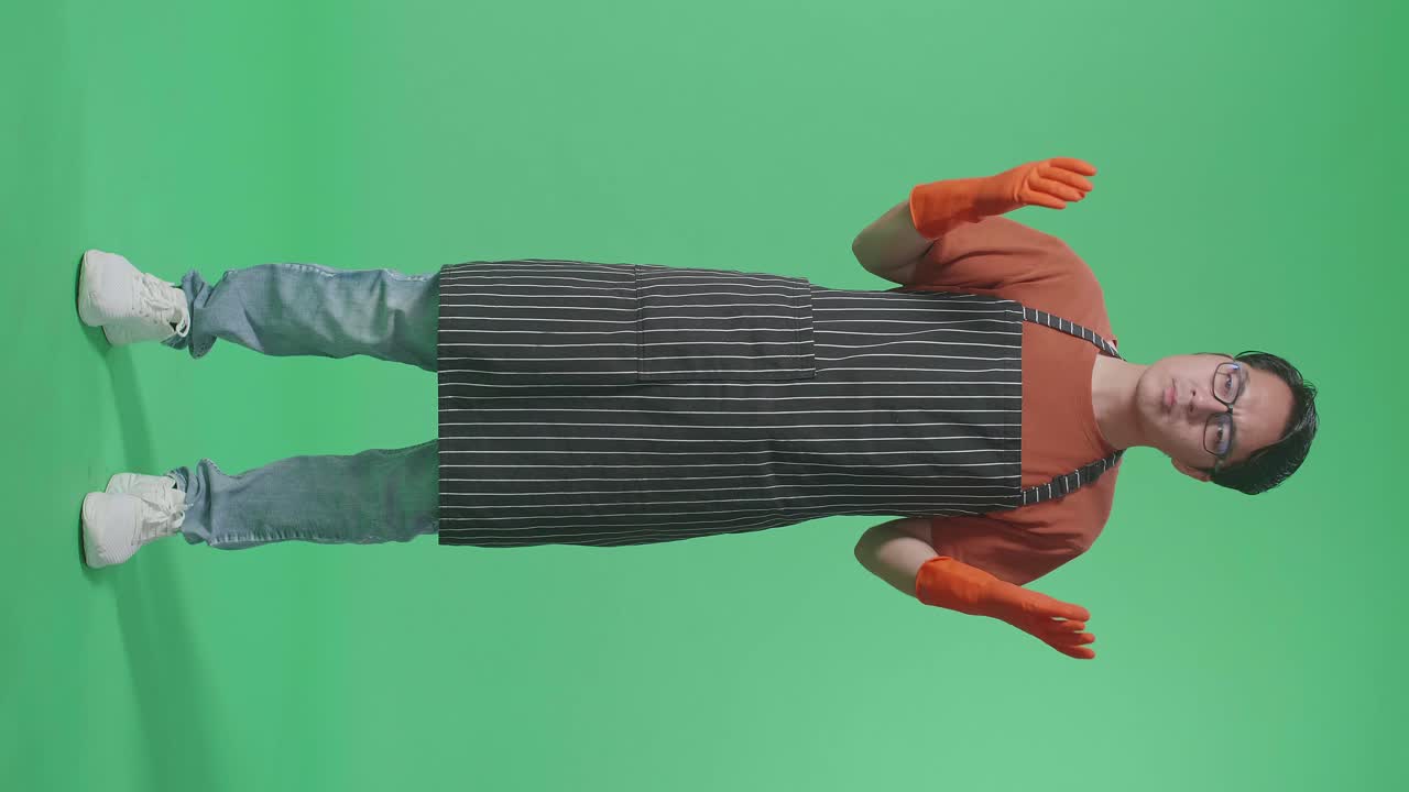 앞옷과 오렌지색 장갑을 입은 남자