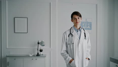 retrato de un médico sonriente