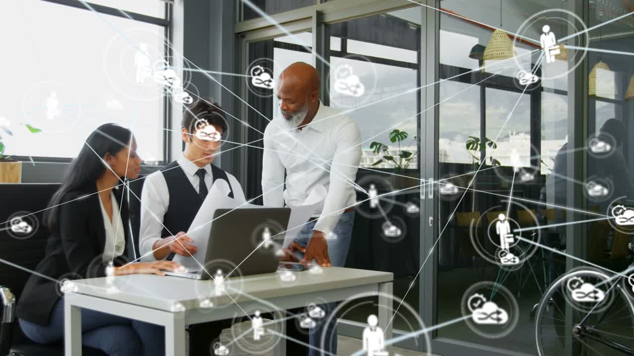 Animation d'un réseau de connexions avec des icônes sur divers professionnels au bureau.