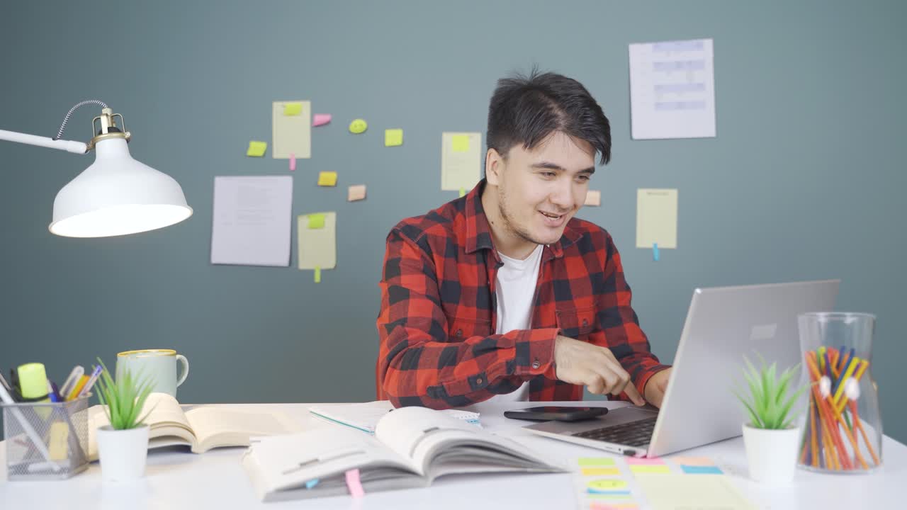 estudiante masculino satisfecho en el pc.