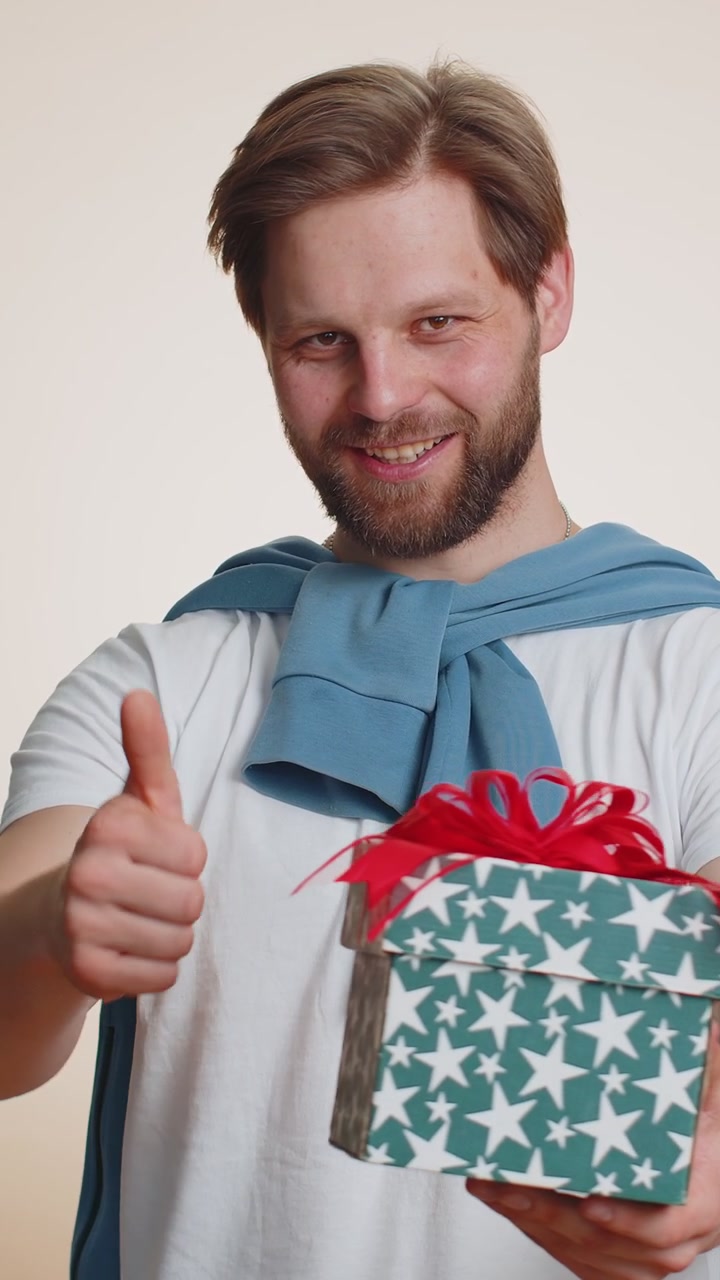 Giovane che presenta una scatola di regali di compleanno offre un regalo avvolto un bonus di carriera per festeggiare la festa di vendita