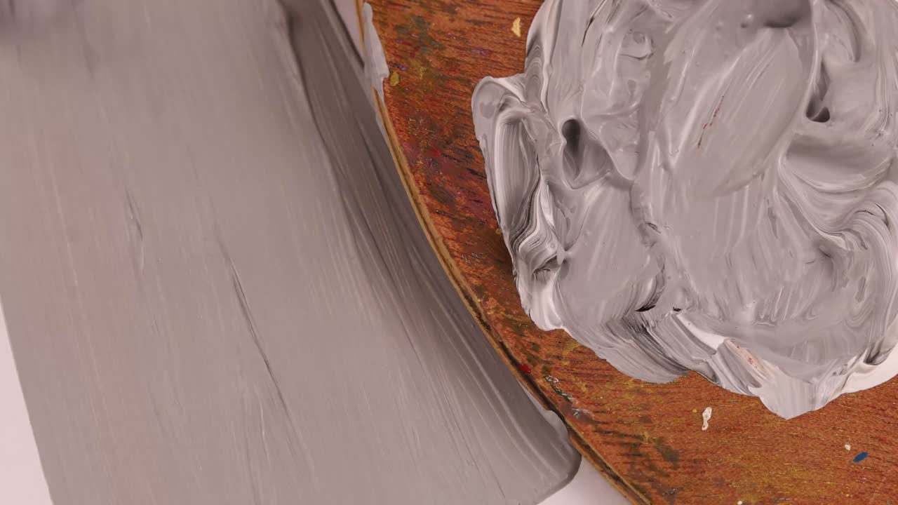 de kleur grijs grijs schilderen op een stuk papier