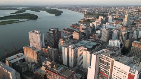 aérea sobre la ciudad de porto alegre y el río jacui, brasil