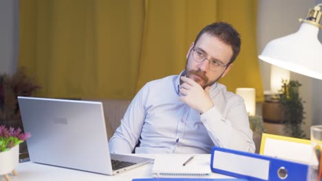 Der-Mann,-Der-Im-Home-Office-Arbeitet,-Konzentriert-Sich-Auf-Das-Denken.