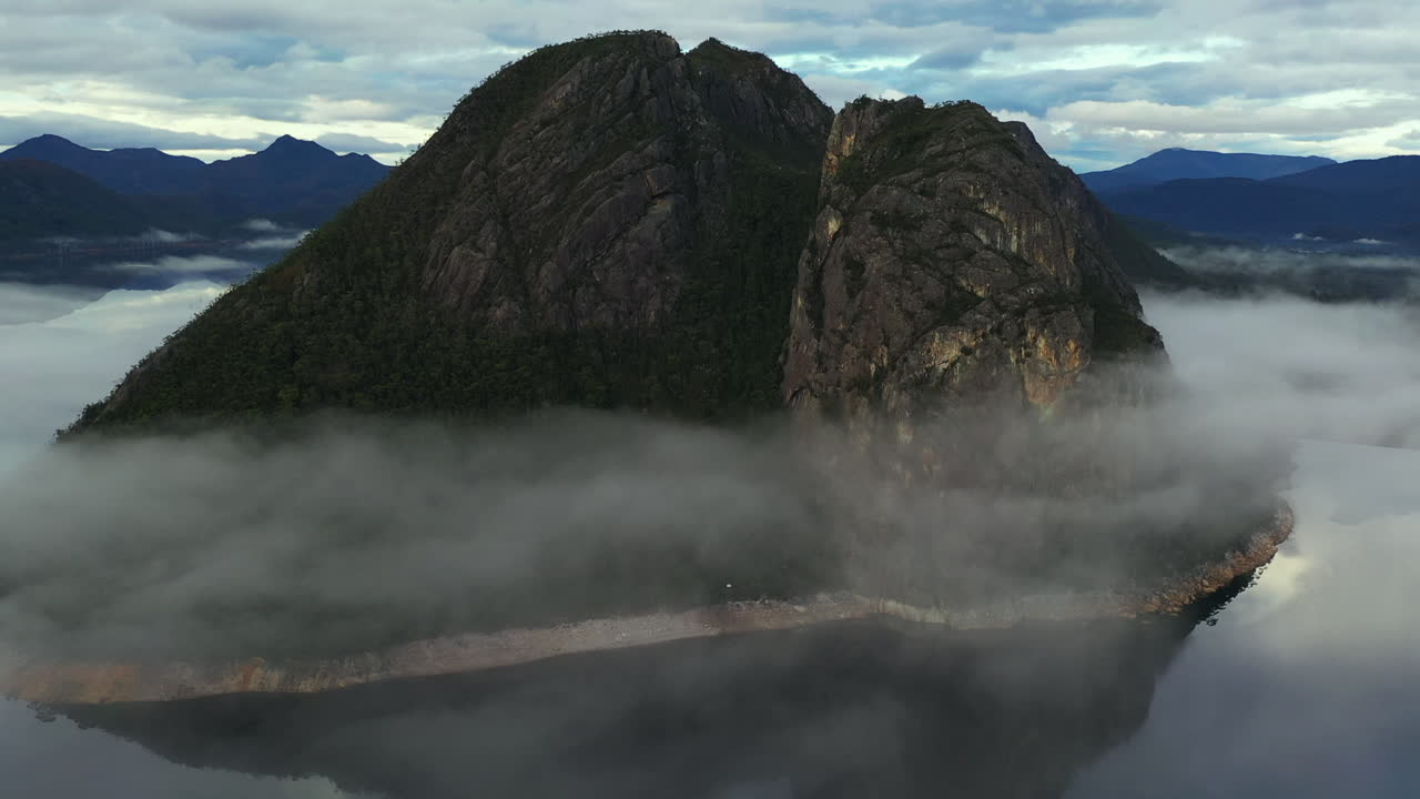 호주 태즈메이니아 매킨토시 호수 위의 느린 시네마틱 드론 영상