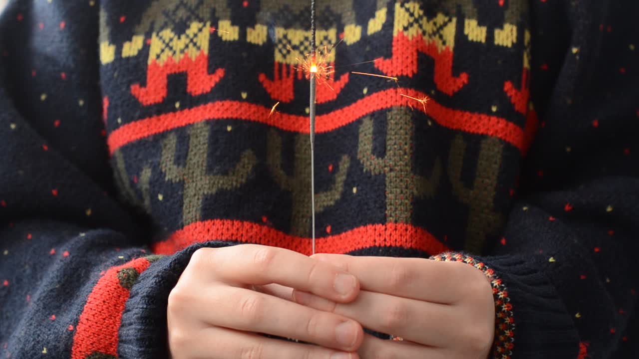 La ragazza tiene in mano una stella filante. Capodanno e Natale