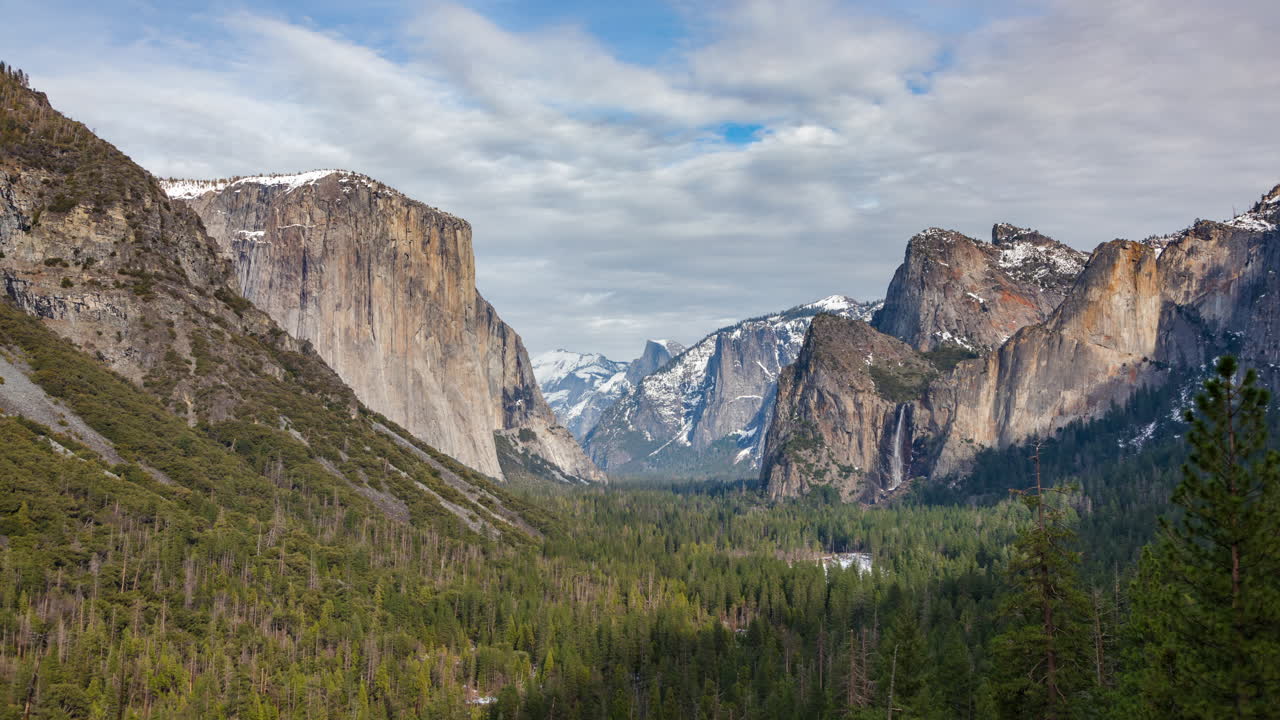 las majestuosas montañas de la vista del túnel en el parque nacional de yosemite, california, estados unidos