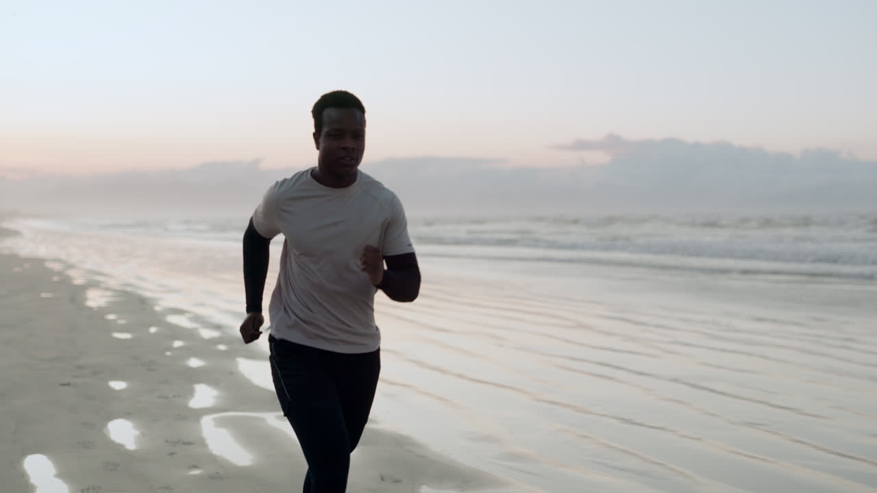 deportes, fitness o hombre negro corriendo por la acera