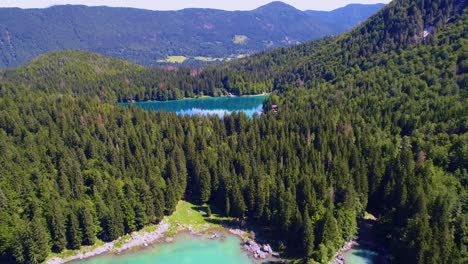 lago de fusine superior, alpes italianos. vuelos aéreos de aviones no tripulados.