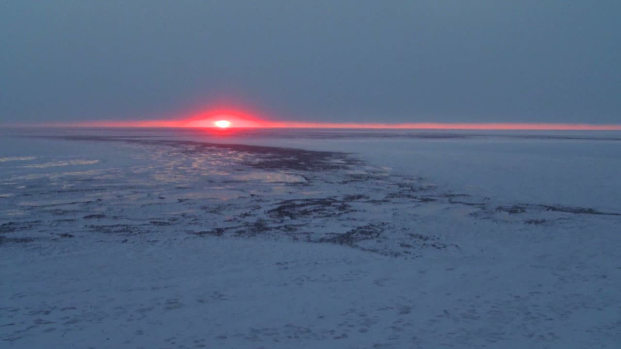 una antena sobre la región ártica congelada de la bahía de hudson, canadá, al atardecer o al amanecer