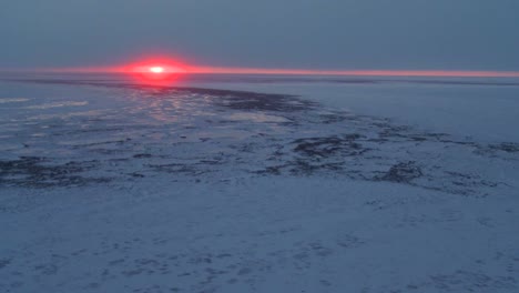 una antena sobre la región ártica congelada de la bahía de hudson, canadá, al atardecer o al amanecer