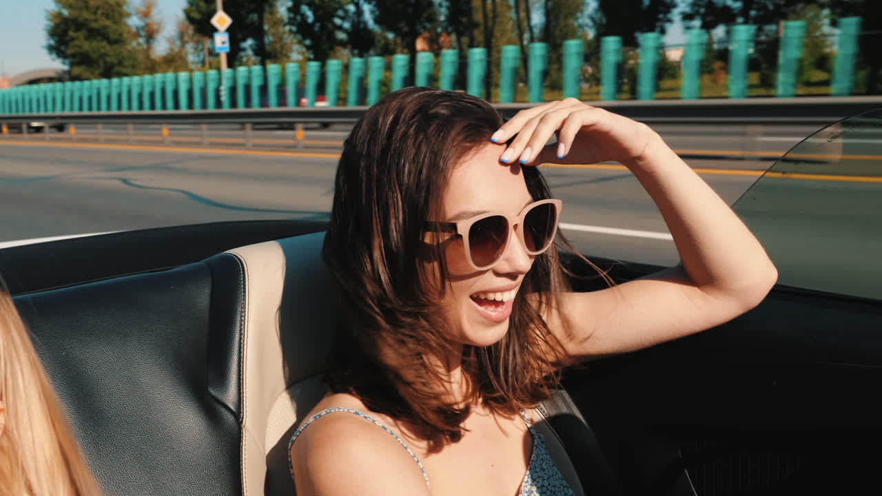 женщина наслаждается поездкой в кабриолете.