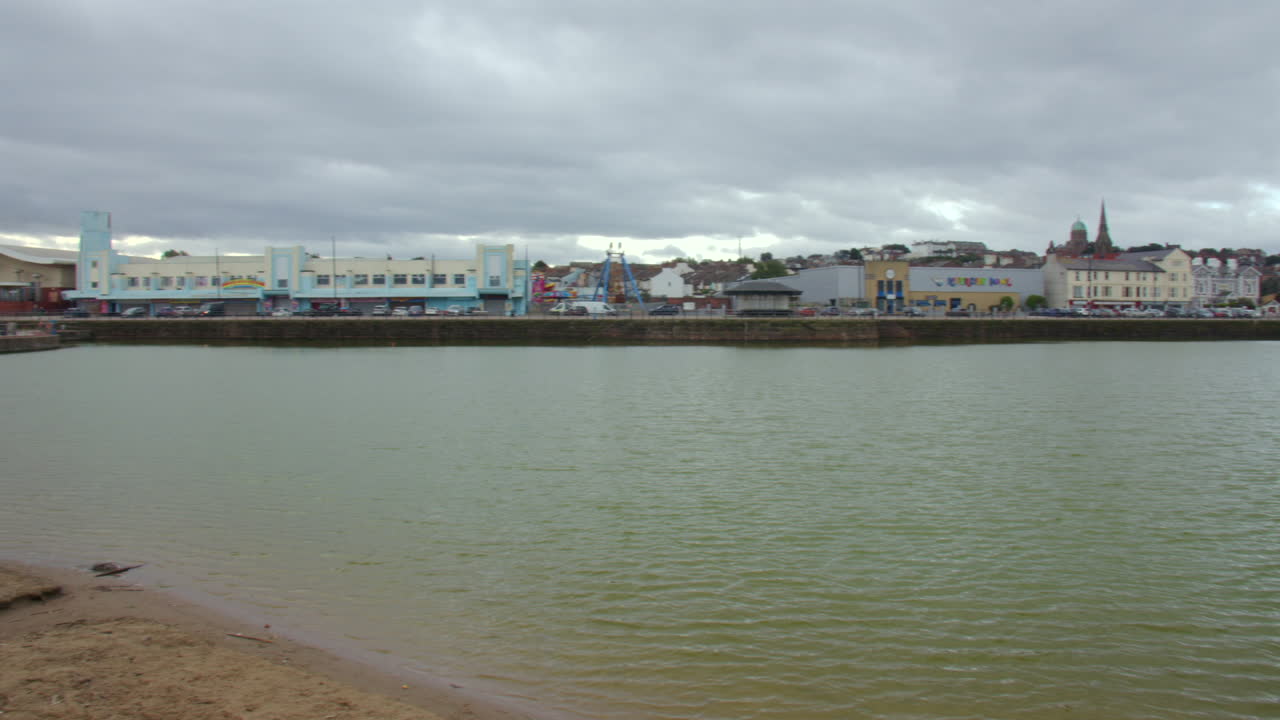 Ampia panoramica del lago Marina alla spiaggia di New Brighton.