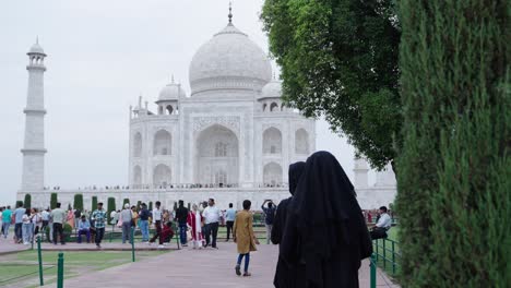 Muslimische-Frauen-Schauen-Sich-Das-Taj-Mahal-An