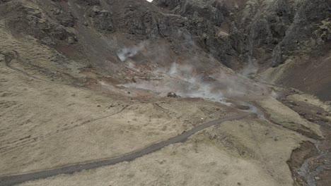 Reykjadalur-Fumarole-In-Island-Und-Der-Umliegenden-Landschaft