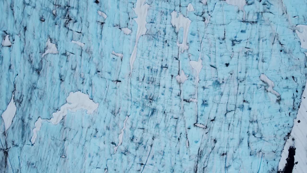 vista desde un avión no tripulado del hielo del glaciar brewster en la pista de brewster, en el parque nacional mount aspiring, nueva zelanda