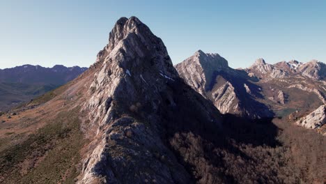 Aerial-shot-around-a-big-rocky-mountain-summit-in-León,-Spain