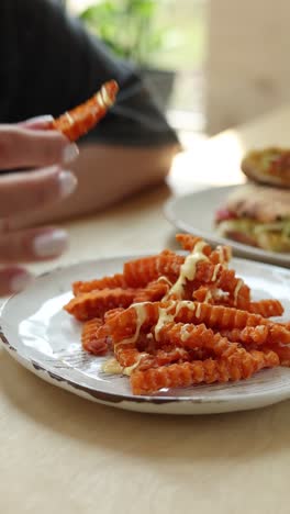 patatas fritas con salsa de inmersión