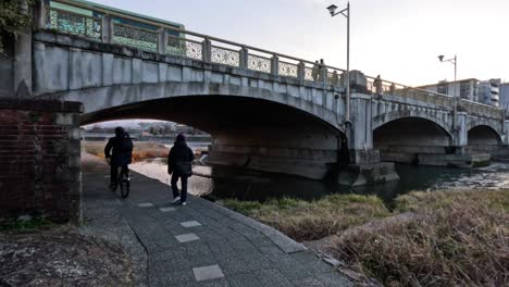 camino del río bajo un puente de arco