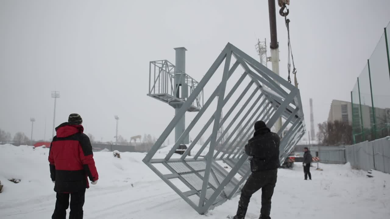 установка металлических конструкций зимой