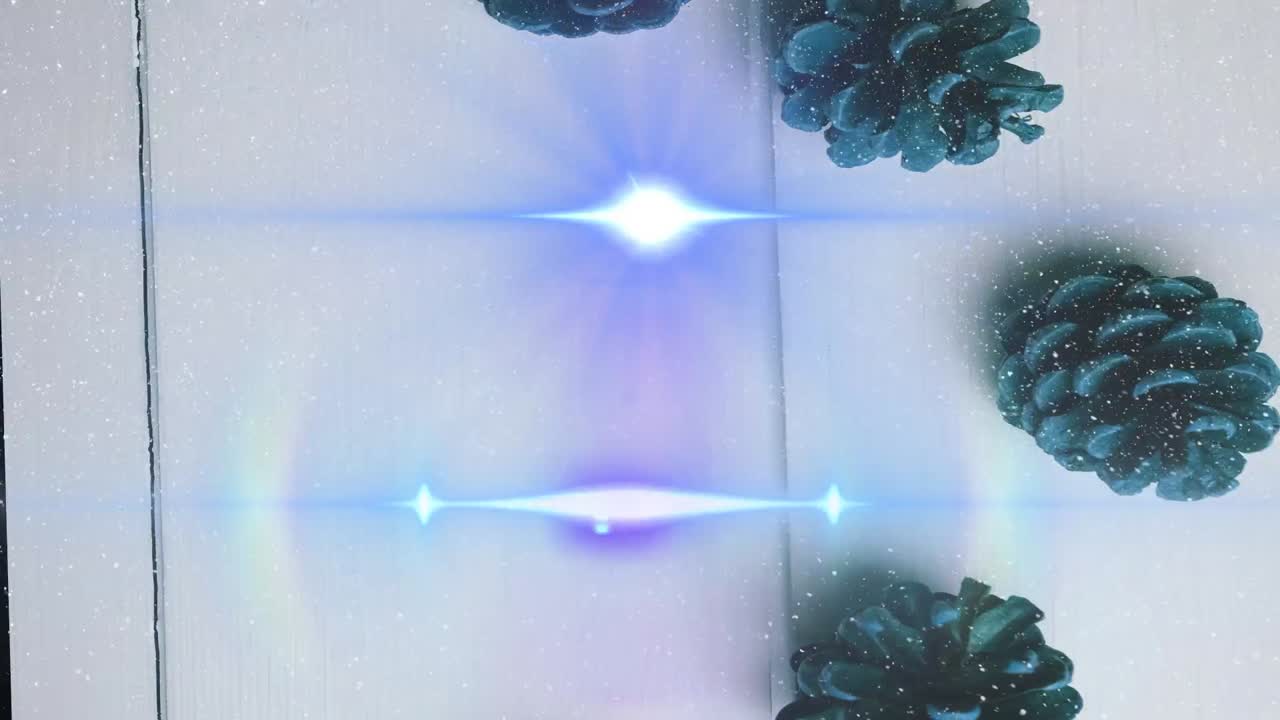 animación de la luz que se mueve sobre las conas de pino en una superficie de madera