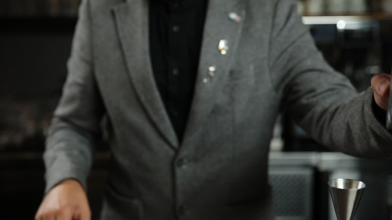 el camarero preparando un cóctel.