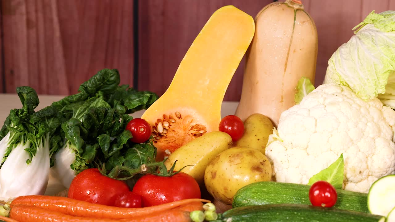 나무 표면 에 전시 된 다양한 채소