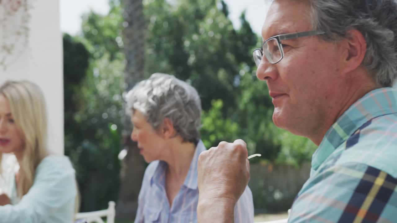 행복 한 가족 이 식탁 에서 함께 식사 하고 있다