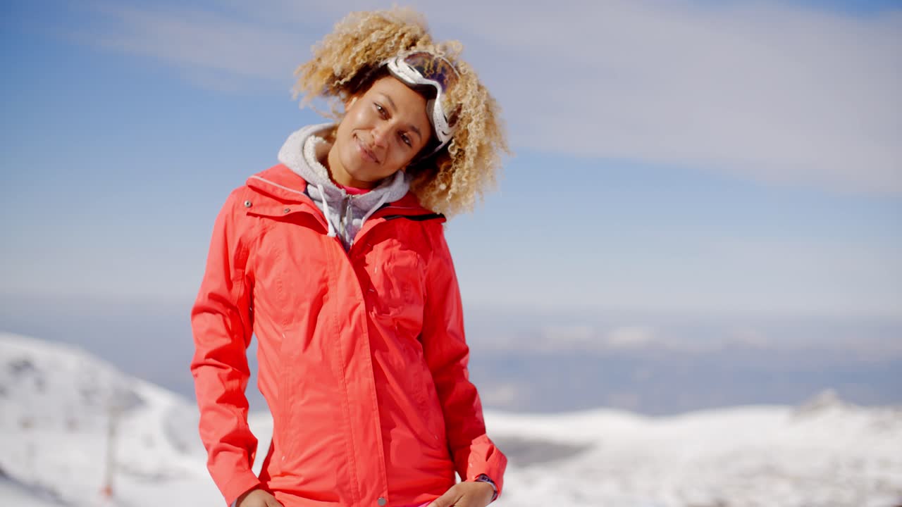 joven esquiadora inclinando la cabeza hacia el lado