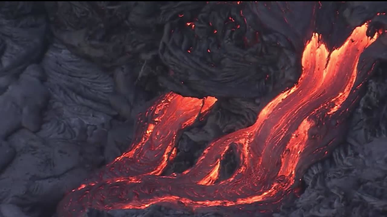 flujos de lava fundida de un volcán 1