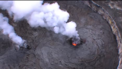 溶融的岩石流出火山 1