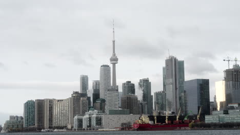 der cn tower vom see in der innenstadt von toronto
