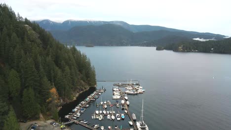 Toma-Extraordinaria-De-Un-Amarre-De-Lanchas-Motoras,-Yates-Y-Veleros-En-El-Puerto-Deportivo-De-Deep-Cove-En-El-Brazo-Indio-En-Deep-Cove-North-Vancouver